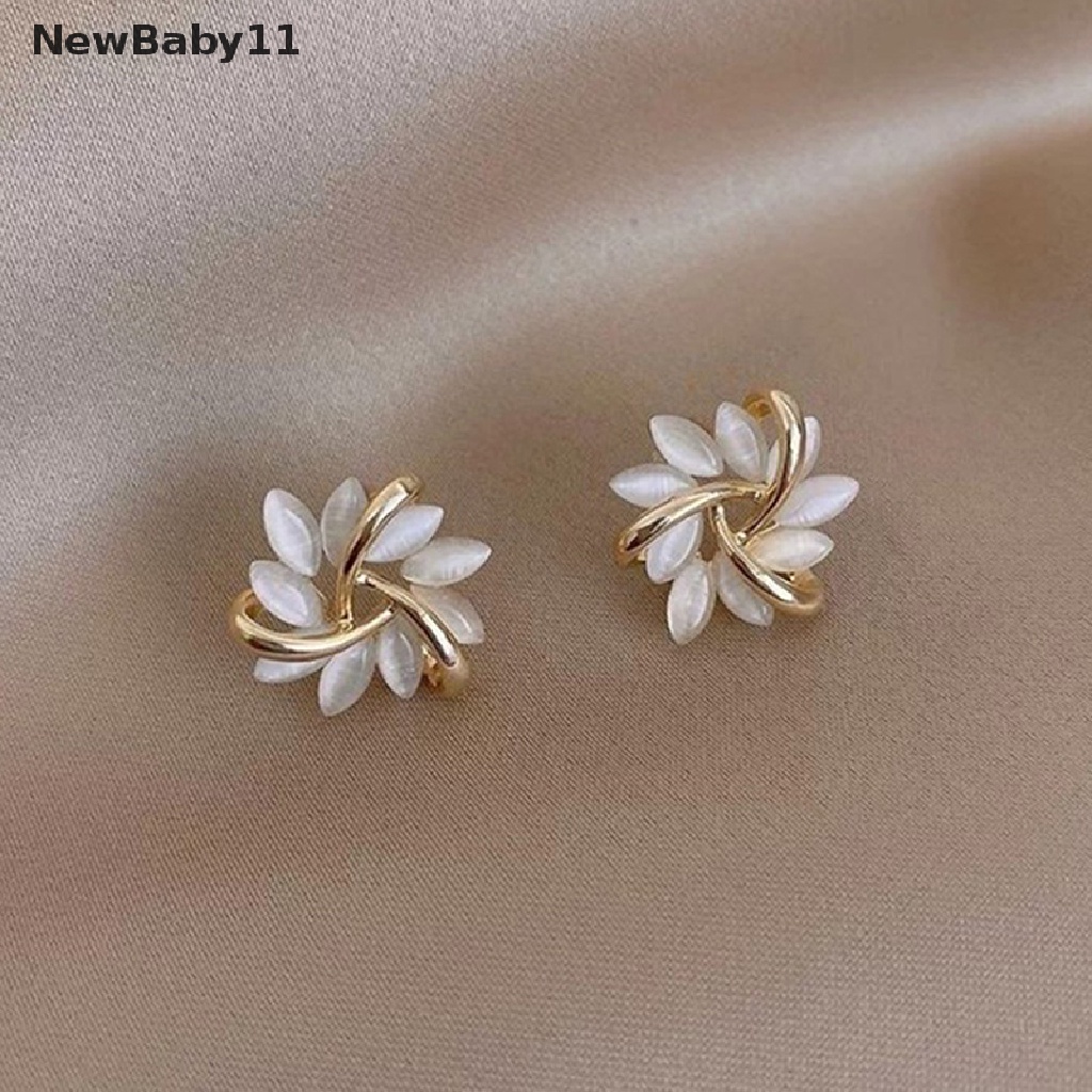 Khuyên tai tròn hình cánh hoa đá opal tinh tế cho nữ