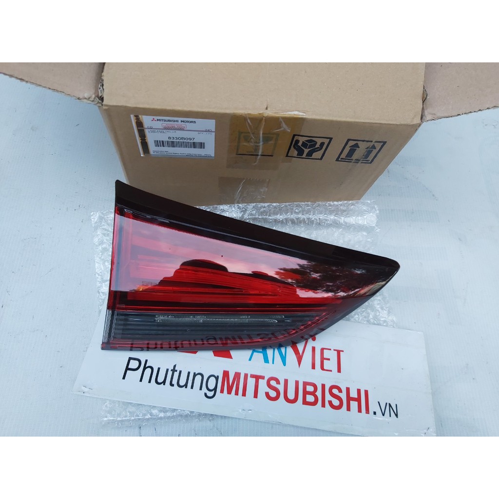 Đèn hậu miếng trong trên cốp xe Mitsubishi Xpander