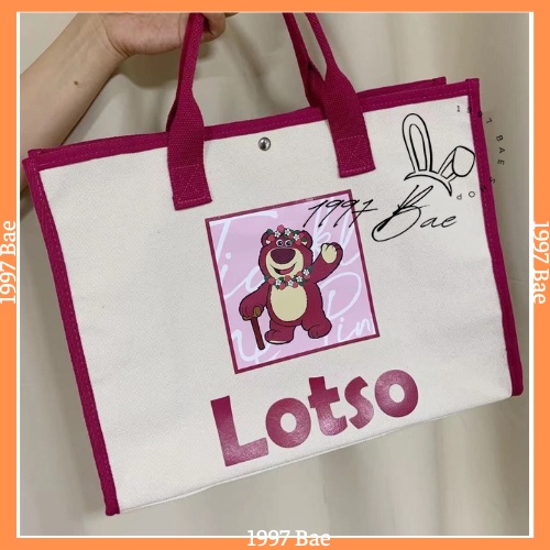 Túi vải Canvas gấu dâu Lotso size to, có kèm charm và có nút gài