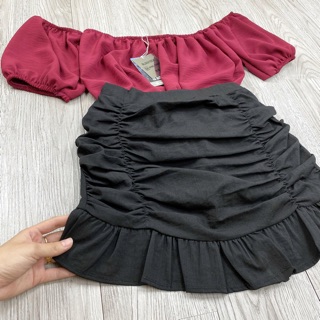SET TRỄ VAI ĐỎ MIX CHÂM VÁY  ĐEN RÚM