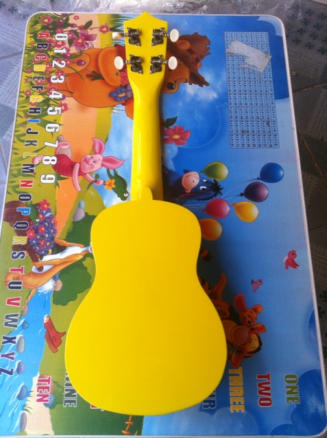 Ukulele vàng