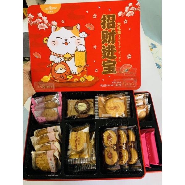 BÁNH QUY MÈO THẦN TÀI JINSIBO HỘP VUÔNG 2 TẦNG 485GR