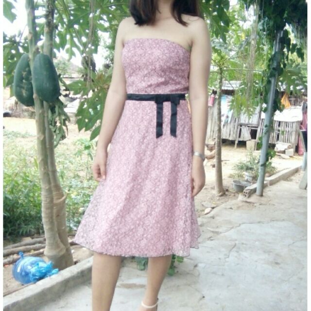 Đầm ren xòe cúp ngực.