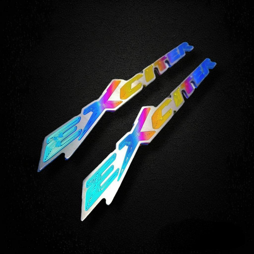 Tem titan chữ nổi Exciter không lo bị phai màu có sẵn keo 3M loại tốt chống bong tróc, làm nổi bật hơn 2 bên lườn xe