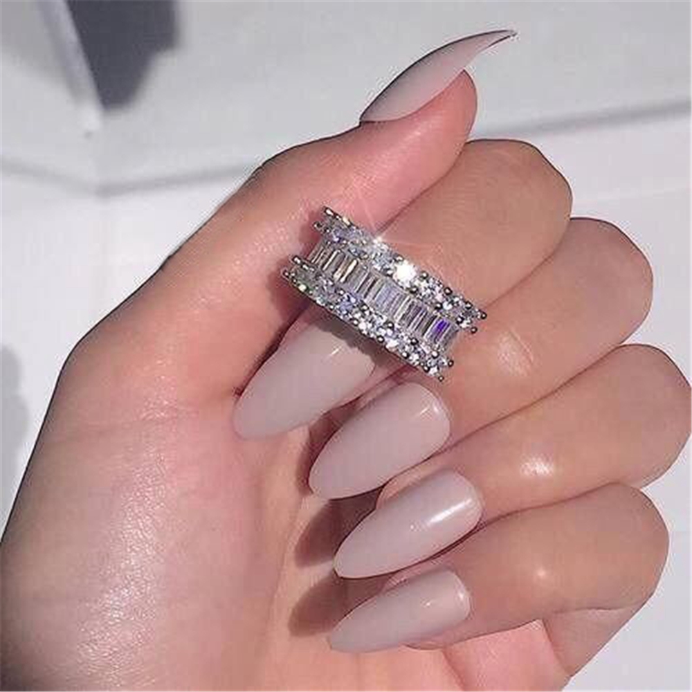 Nhẫn Đính Đá Zircon Màu Bạc Sang Trọng