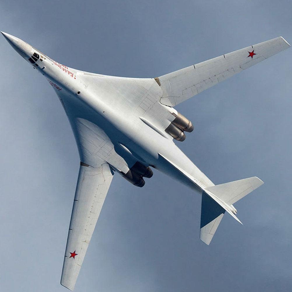 Mô hình máy bay ném bom Tupolev Tu-160 màu đen tỉ lệ 1/200 mẫu G4E3