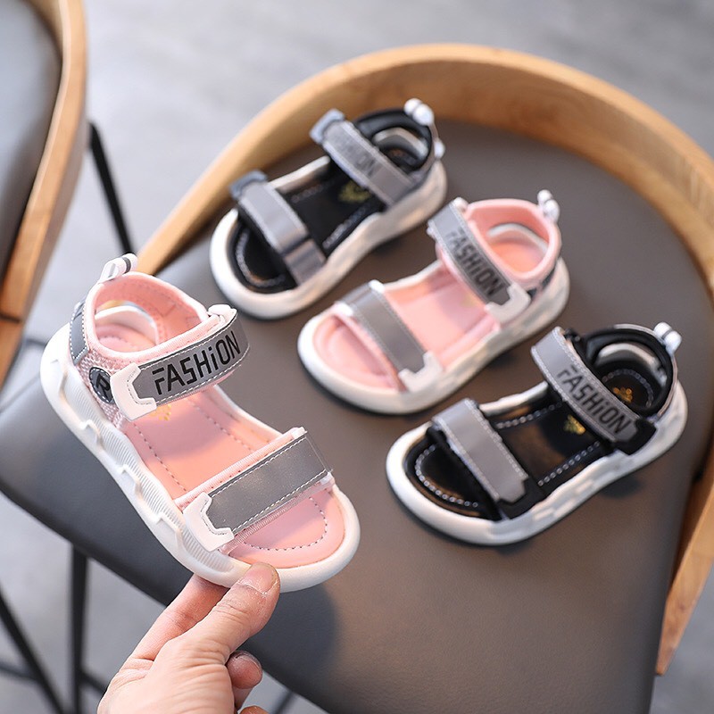 Sandal trẻ em mẫu mới FASHION quai dán gắn chữ R nổi bật XL34