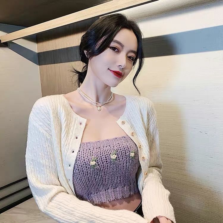 [celebrity style, pearl necklace] in by-2021, celebrity style is simple, temperament is small, cold, fashion shows white neck, pearl necklace, collarbone chain accessories woman