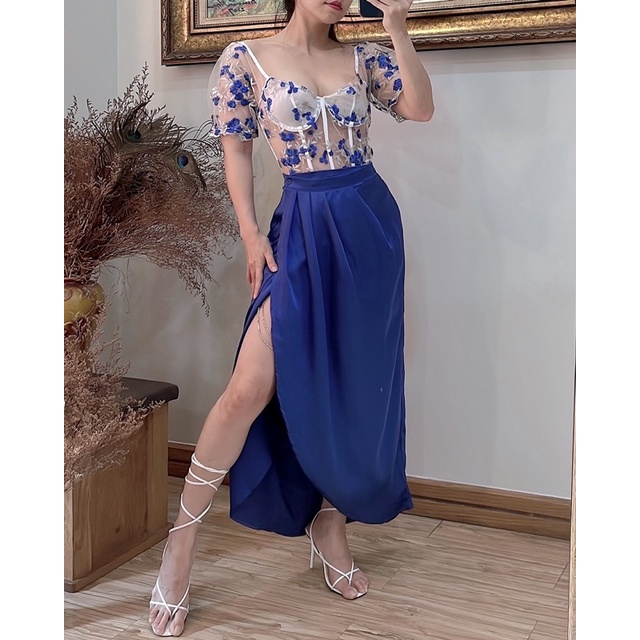 Set áo thêu hoa và chân váy đắp xẻ tà