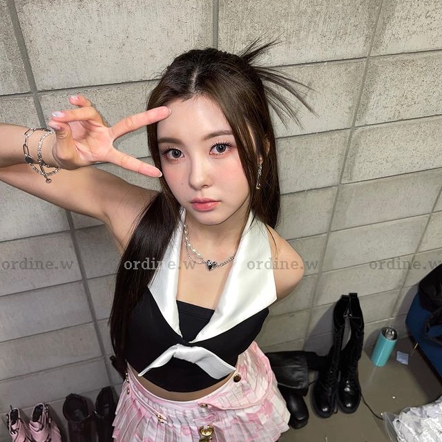ORDER_Áo yếm đính nơ BLACKPINK Rosé, TWICE Momo, LE SSERAFIM Chaewon, KEP1ER Dayeon