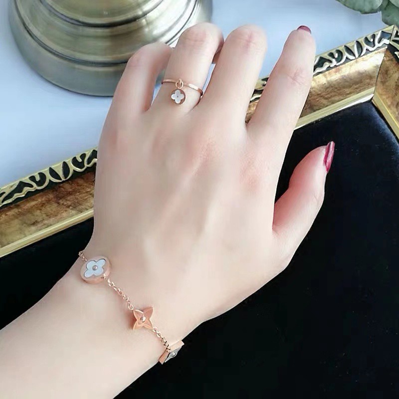 Vòng Tay Cỏ Bốn Lá Bằng Thép Titan Mạ Vàng Hồng 18K Mặt Vuông Tròn Phong Cách Hàn Quốc Thời Trang Cho Nữ