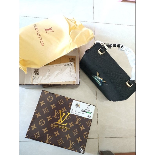 Pass túi đen khóa V