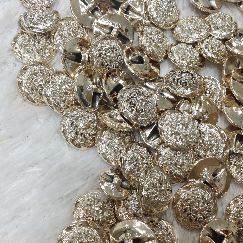 Nút áo hoa vàng cúc dạ đính kết trang phục siêu đẹp