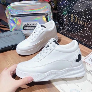 Giày thể thao trắng độn đế trái tim đen bạc sau gót