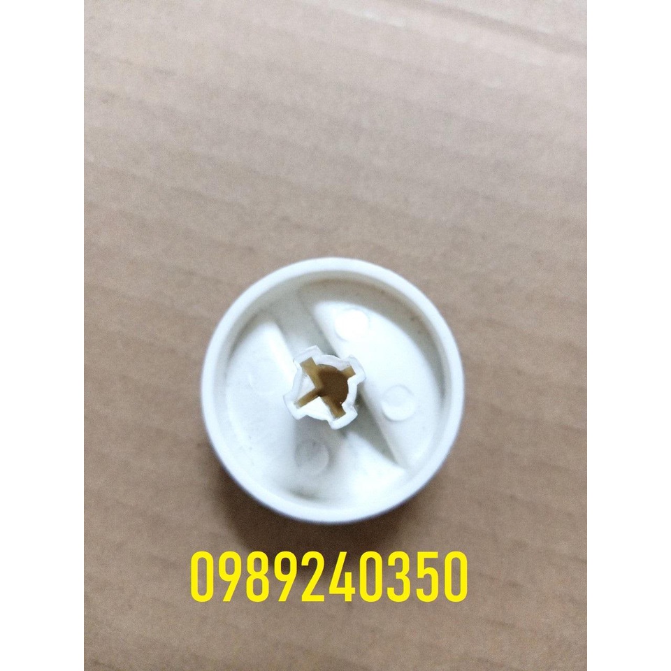 Núm vặn xoay lò vi sóng để điều chỉnh chế độ cho lò vi sóng cơ