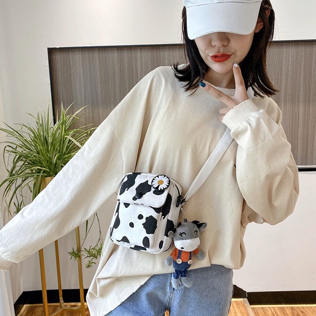 Túi đeo chéo nút bấm bò sữa unisex ( có sẵn)