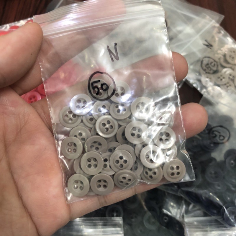 Túi 50 Nút Nhựa Bầu 4 Lỗ 1cm  5 Màu Đỏ / Cafe Sữa Đậm / Cafe Sữa Nhạt / Xanh Navy Đậm / Xanh Navy Nhạt