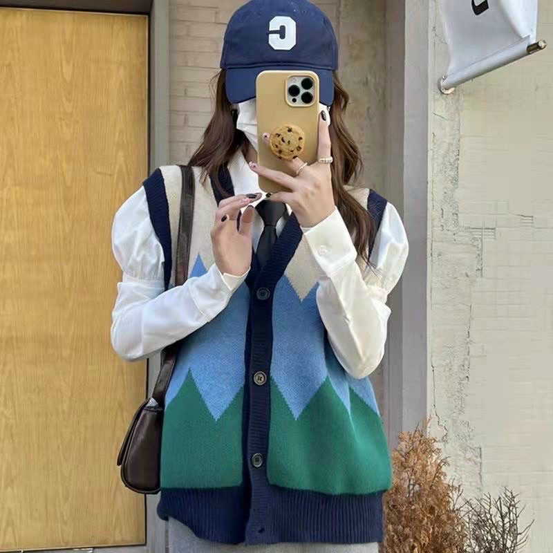 Áo len nữ Ghile ô trám mix cùng sơ mi hoặc len dài tay đều đẹp