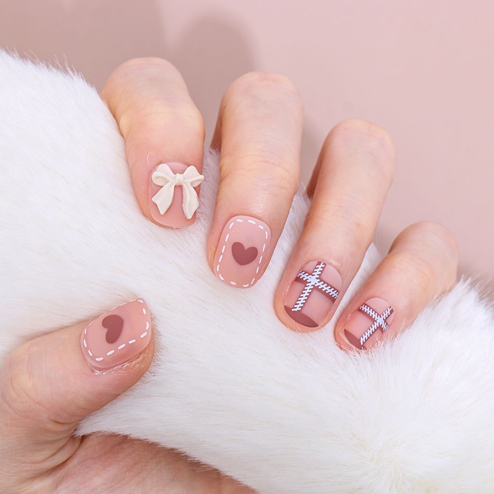 Móng tay giả họa tiết trái tim đính nơ xinh xắn