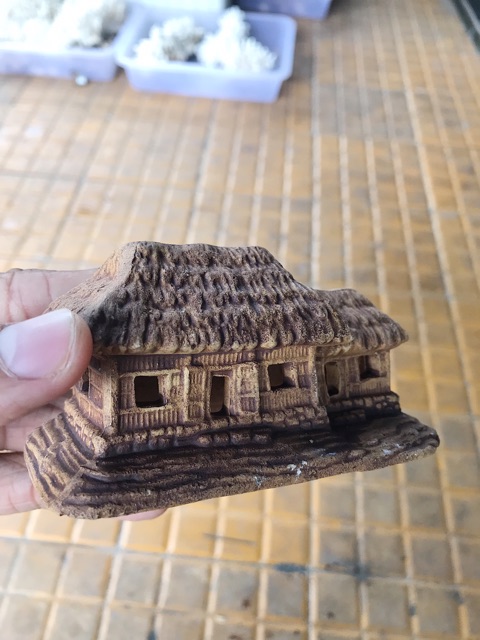NHÀ TRANG TRÍ HỒ CÁ NON BỘ DÀI 11CM RỘNG 6CM CAO 6CM