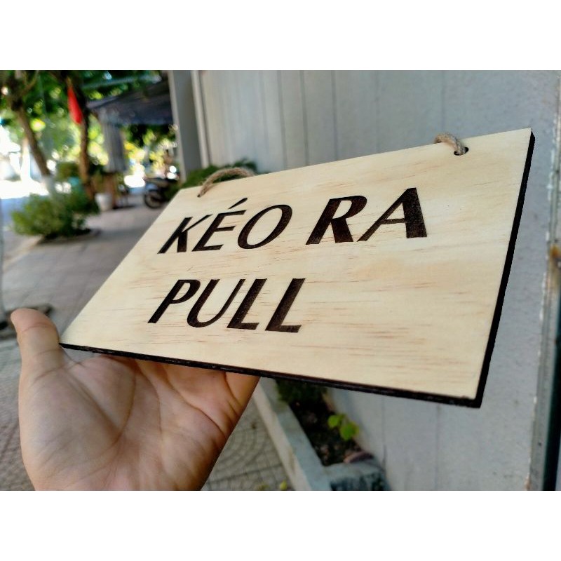 Bảng gỗ khắc laser nội dung "Đẩy ra/Kéo ra" song ngữ + kèm dây treo - LUMY Wood Decor