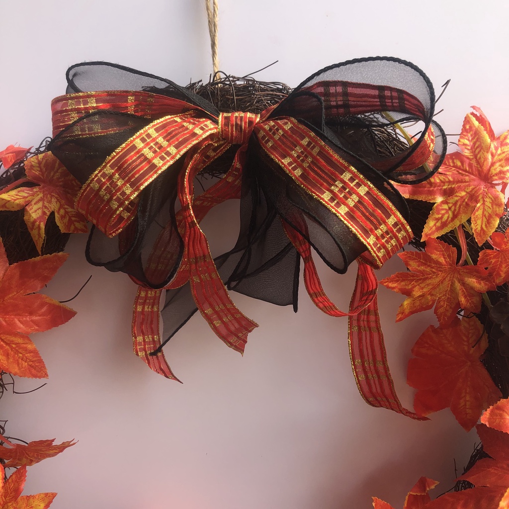 Vòng nguyệt quế treo cửa trang trí Halloween đường kính 45cm với lá phong,bí ngô, nơ mẫu MN02