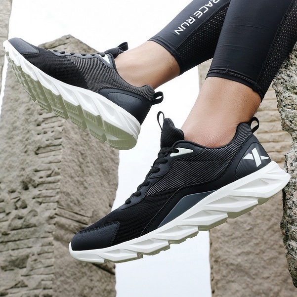 Giày Thể Thao Chạy Bộ Màu Trắng Đen Thiết Kế Đơn Giản Thoải Mái Cho Nam