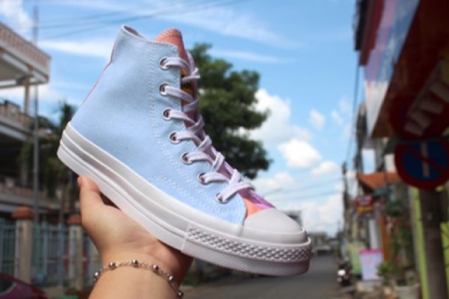 Giày ConVerse ĐỔI MÀU khi ra nắng.