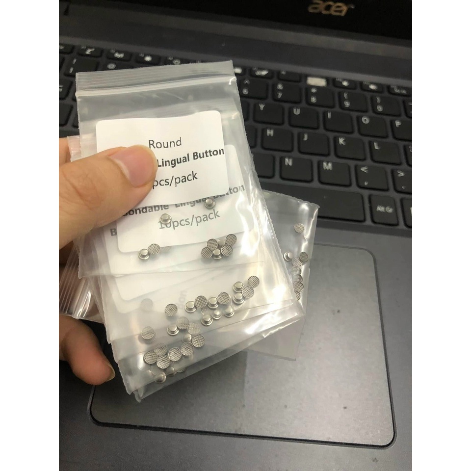 Button nút dán hình tròn trong chỉnh nha