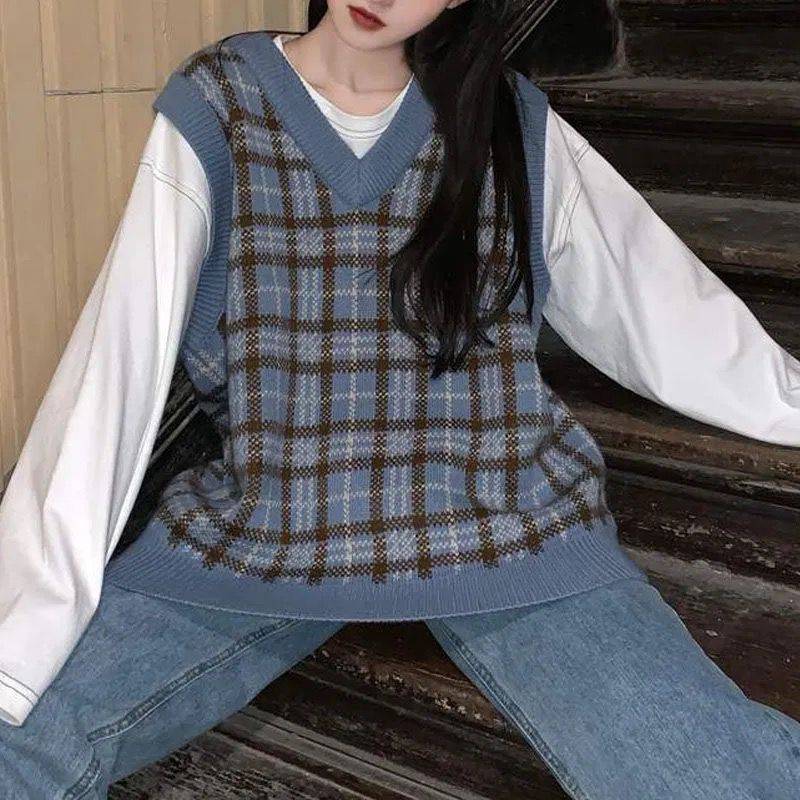 Áo gile len họa tiết caro màu xanh dương phong cách vintage