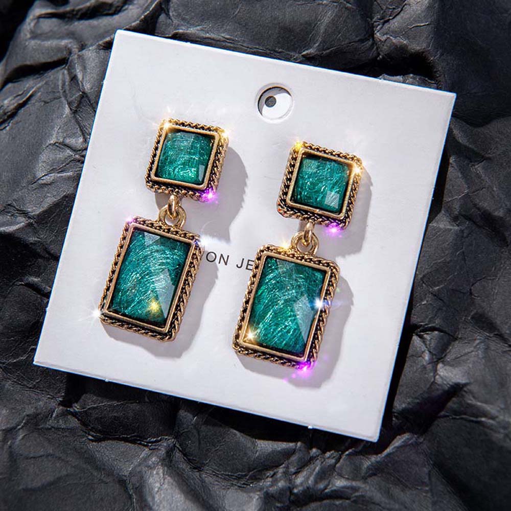 Đôi Khuyên Tai Đính Đá Xanh Lục Thiết Kế Ấn Tượng