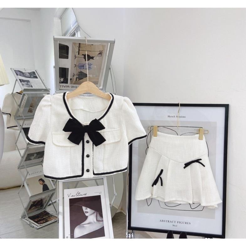 Set áo dạ croptop viền đen nơ ngực kèm chân váy xoè xếp ly