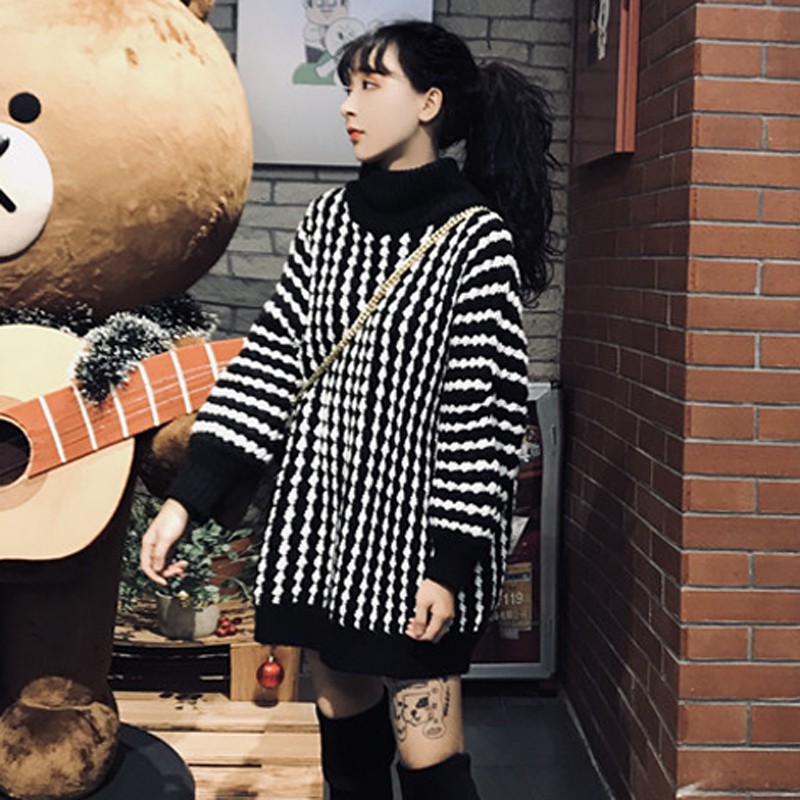 Áo len sọc đen trắng dáng giấu quần trendy