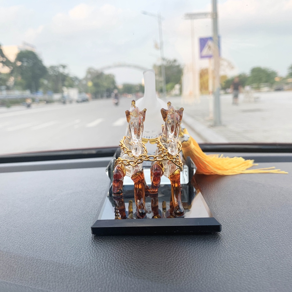Tượng mã kéo hồ lô thủy tinh pha lê trang trí taplo xe hơi có kèm nước hoa