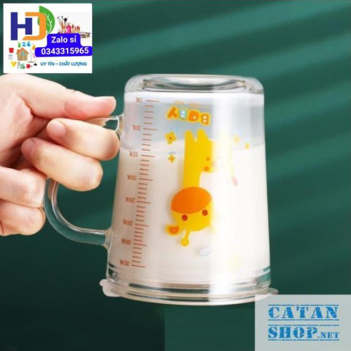 Ly chịu nhiệt thủy tinh chia vạch có nắp (tặng kèm ống hút), cốc ly pha sữa cho bé (mẫu ngẫu nhiên)