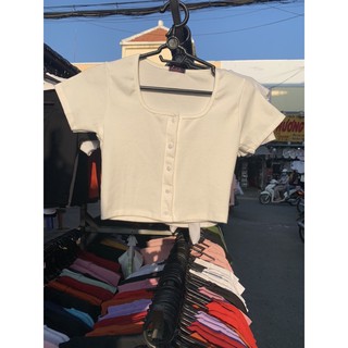 Áo croptop cổ vuông đính nút