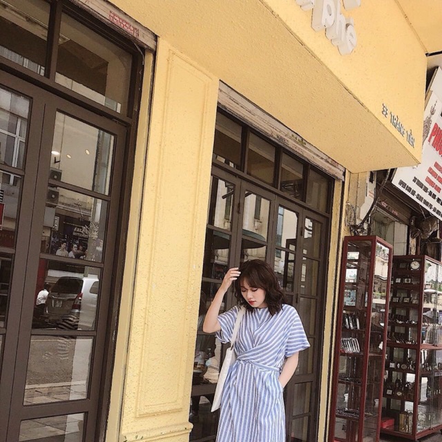 Váy kẻ xoắn eo