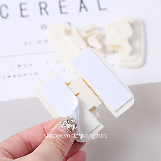 Khóa dán cánh tủ lạnh, chốt ngăn kéo giữ an toàn cho trẻ em có sẵn keo dính không dùng đinh vít, dễ sử dụng