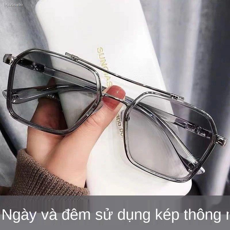 ▤♘Kính đổi màu xám xỉ nam dành cho và nữ có cảm nhận ánh sáng Thay tự động của William Chan. Gọng giống với râm cận