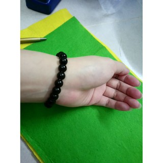 chuỗi đeo tay phong thủy hạt đá. giá 33k 1 chuỗi.