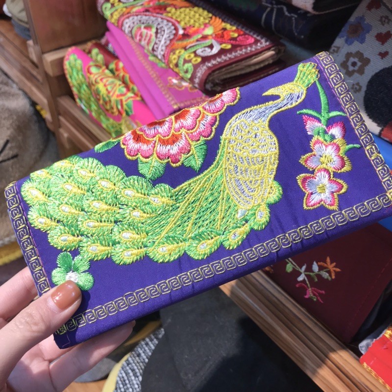 Ví thuê con công bằng vải