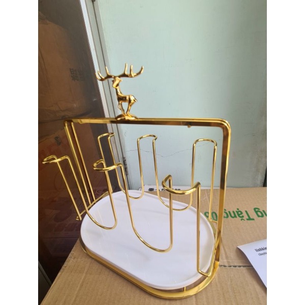 Dụng cụ úp ly vàng có sừng hươu.