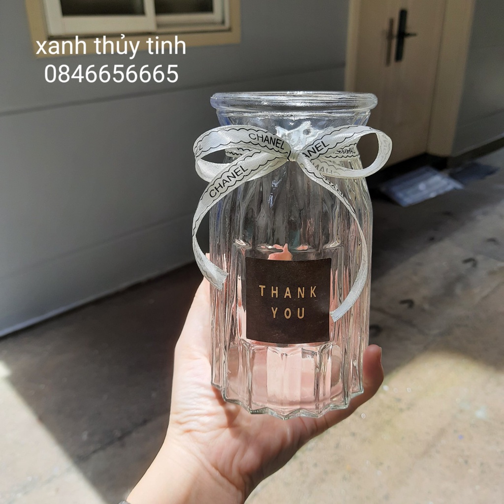 Lọ hoa thủy tinh đa giác cao 15cm, dáng trụ kèm nơ và miếng dán dễ thương