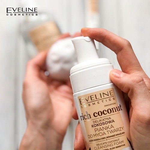 Gel rửa mặt tạo bọt Eveline Rich Coconut tinh dầu dừa 150ML
