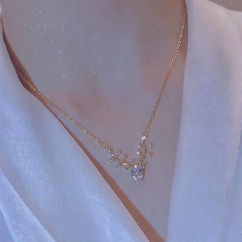 Vòng cổ titan nữ mặt hình hươu đính đá zircon lấp lánh thiết kế thời trang mẫu mới 2023