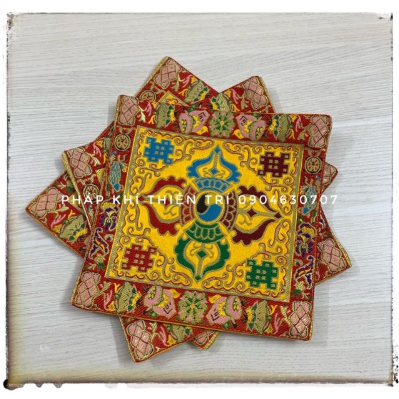 Thảm Mật Tông bầy pháp khí trên ban thờ , kích thước 20×20cm , dày 5mm,  hoa văn đặc trưng của Phật Giáo Tây Tạng