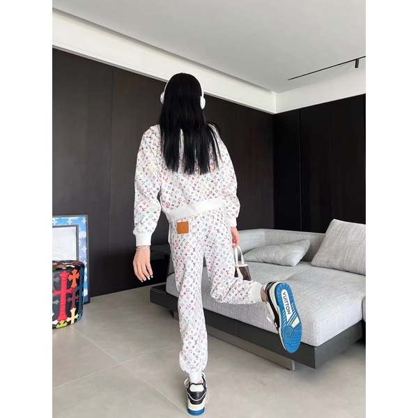 Bộ đồ thể thao nữ cao cấp áo khoác + quần dài bo gấu hoạ tiết full logo Louis Vuitton LV cao cấp