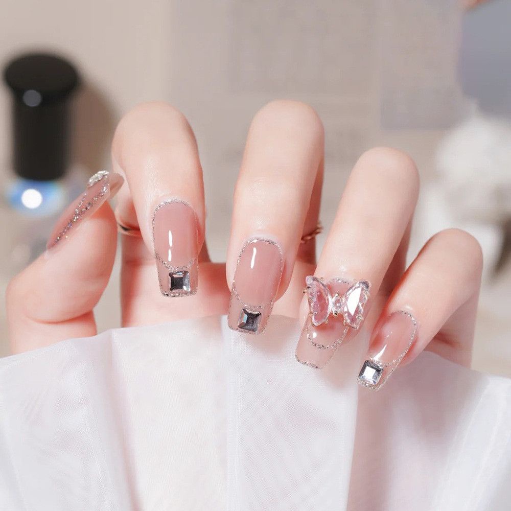 Móng tay giả dáng vuông đính đá giả và phụ kiện hình bướm thời trang sang trọng