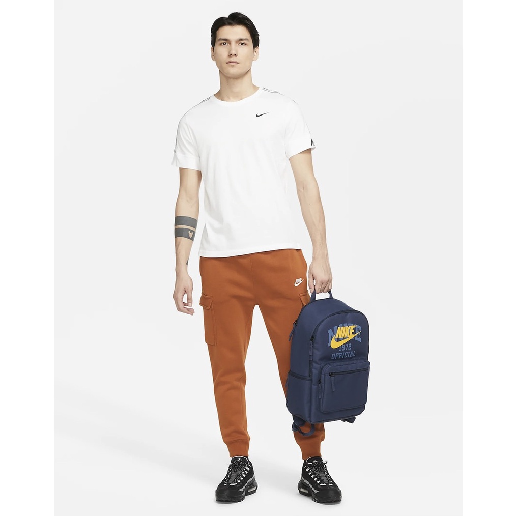 Balo nam nữ NIKE, thiết kế nổi bật với logo Nike sắc vàng in tràn, chất liệu vải polyester siêu xịn
