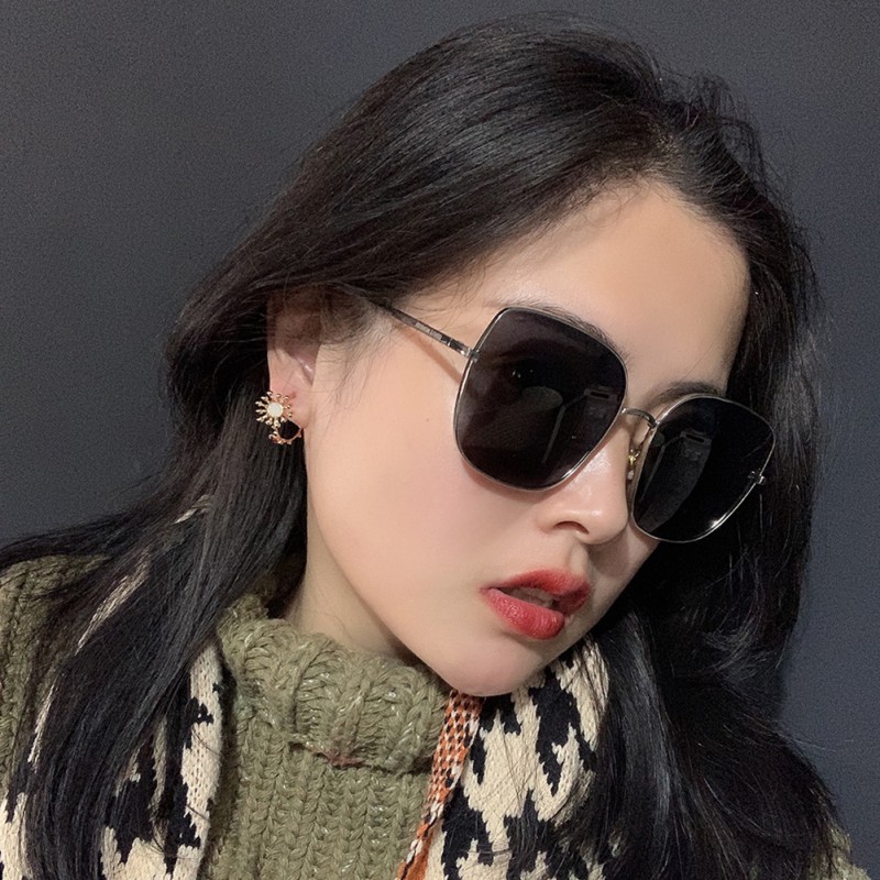 Kính mát gọng kim loại vuông nhỏ phong cách retro cho nữ